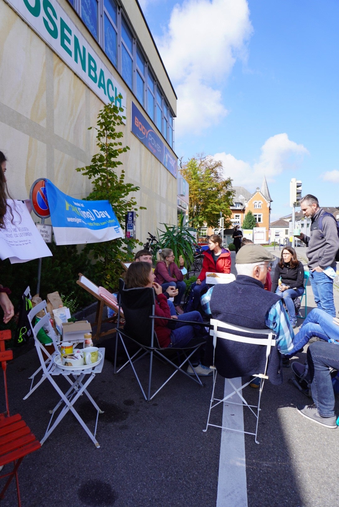 Junges Mädchen Öffentlichkeit Blasen im Cafe Junges Mädchen Öffentlichkeit Blasen im Cafe